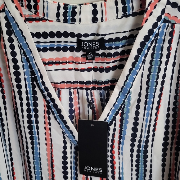 Beautiful blouse - Picture 3 of 10